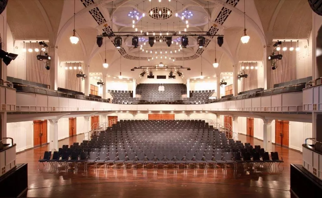 76829 Stadtholding Landau Foto 2 Blick in Festhalle mit Galerie rechts und links
