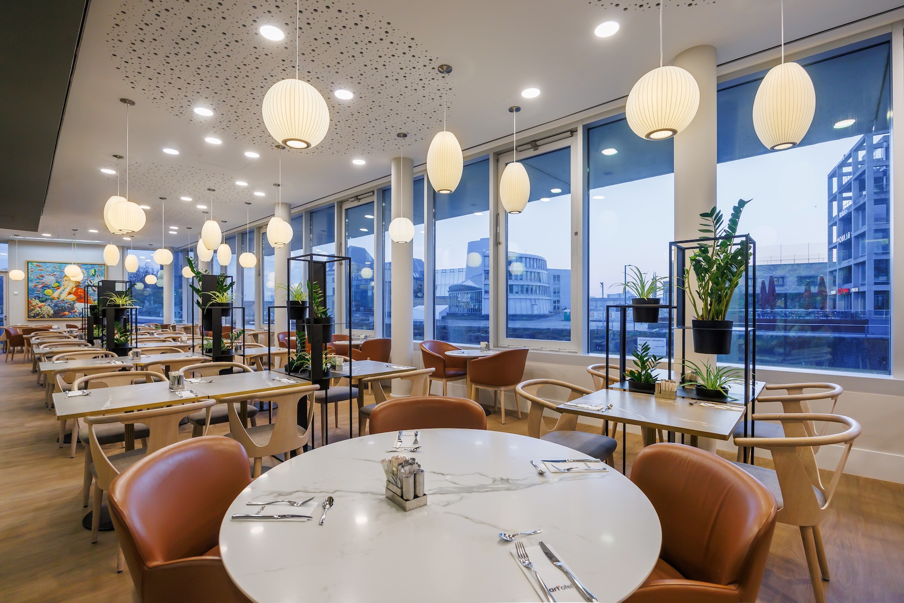 Blick in Restaurant und Fernblick aus den großen Fenstern