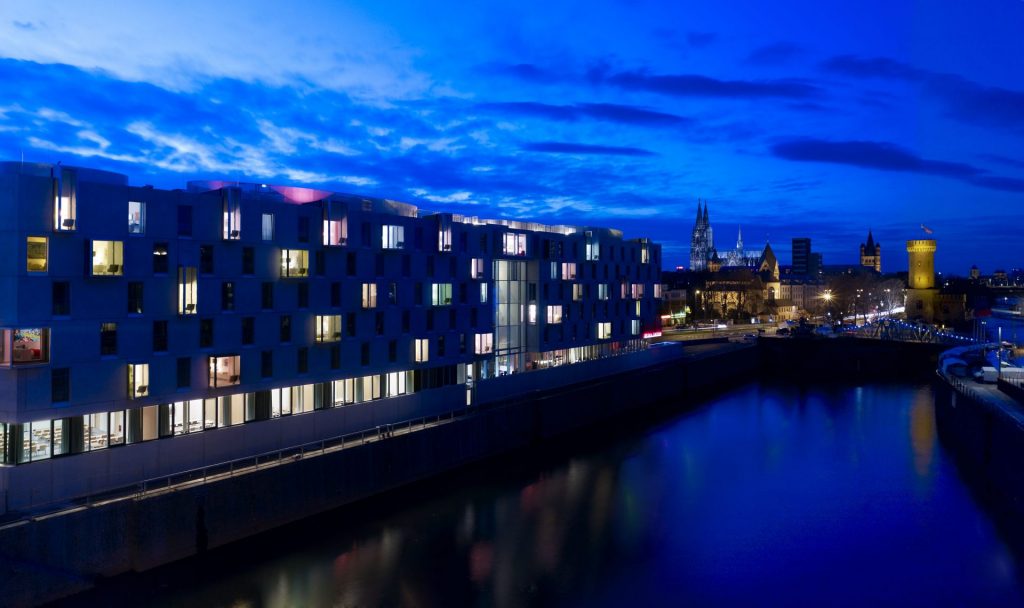 Gebäude Nachtaufnahme mit Blick auf den Rhein