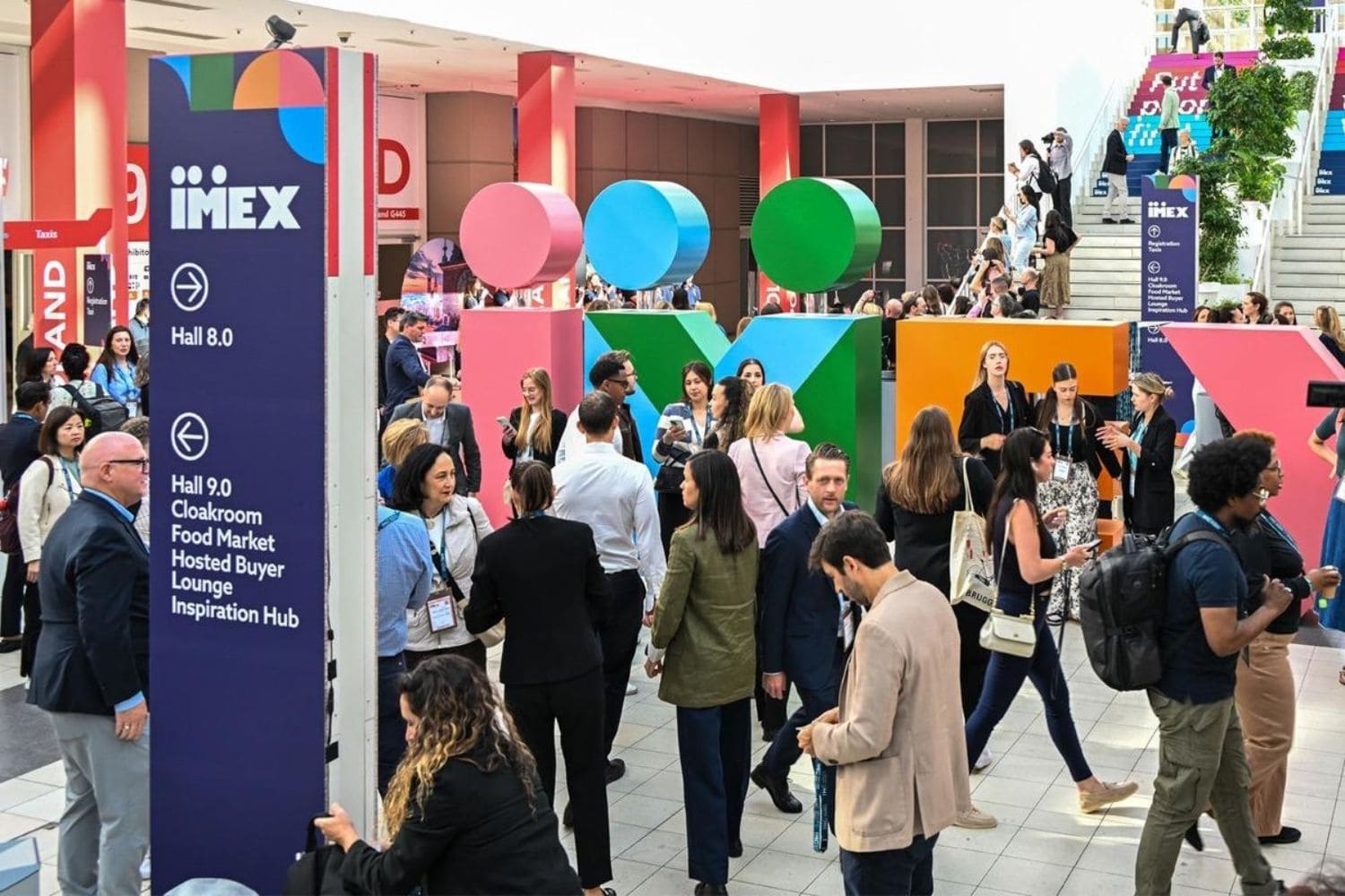 Messe-Frankfurt-IMEX_News_CIM IMEX-Hinweisschild mit Besuchern