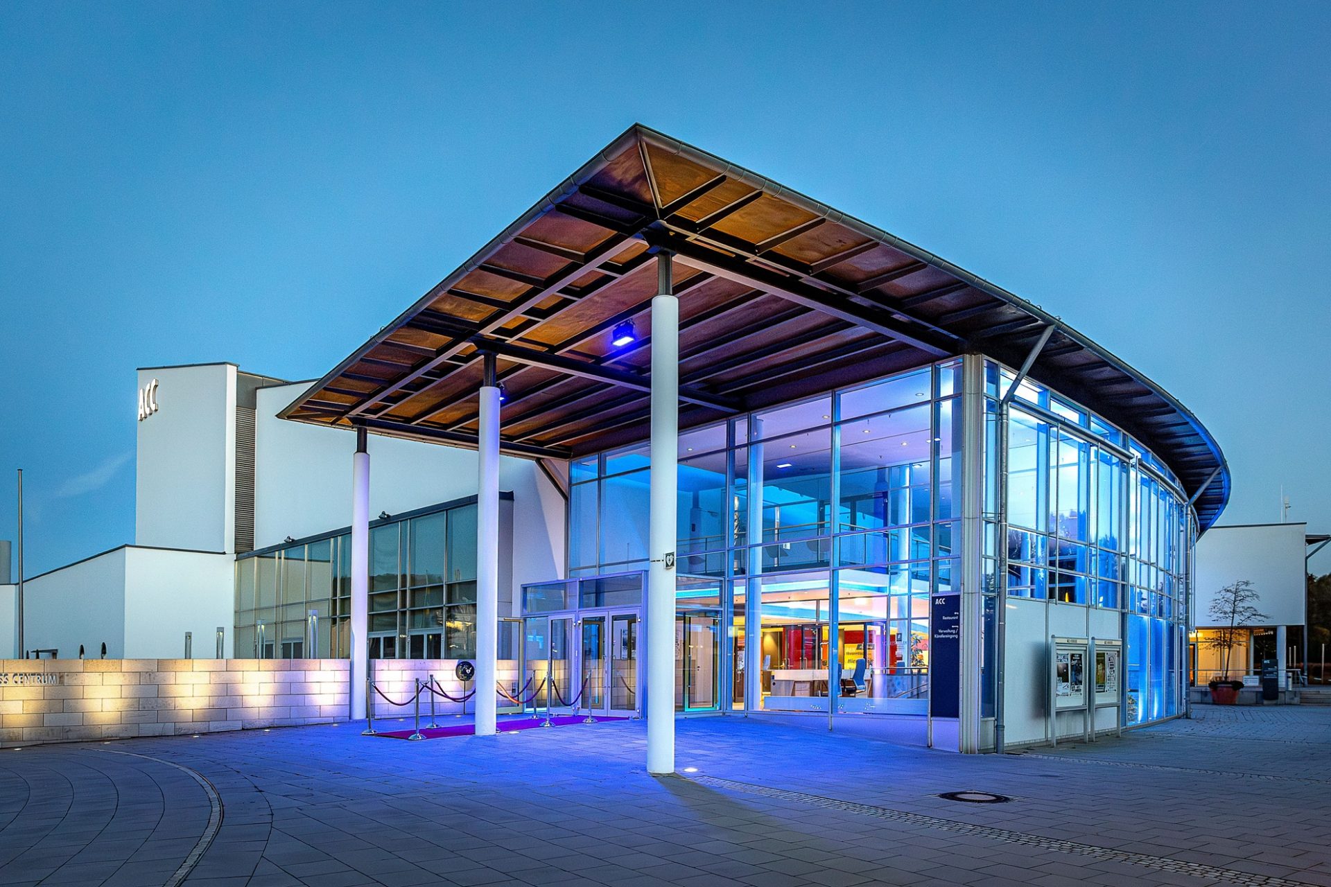 Blick auf Eingangsbereich Amberger Congress Centrum in Abendstimmung