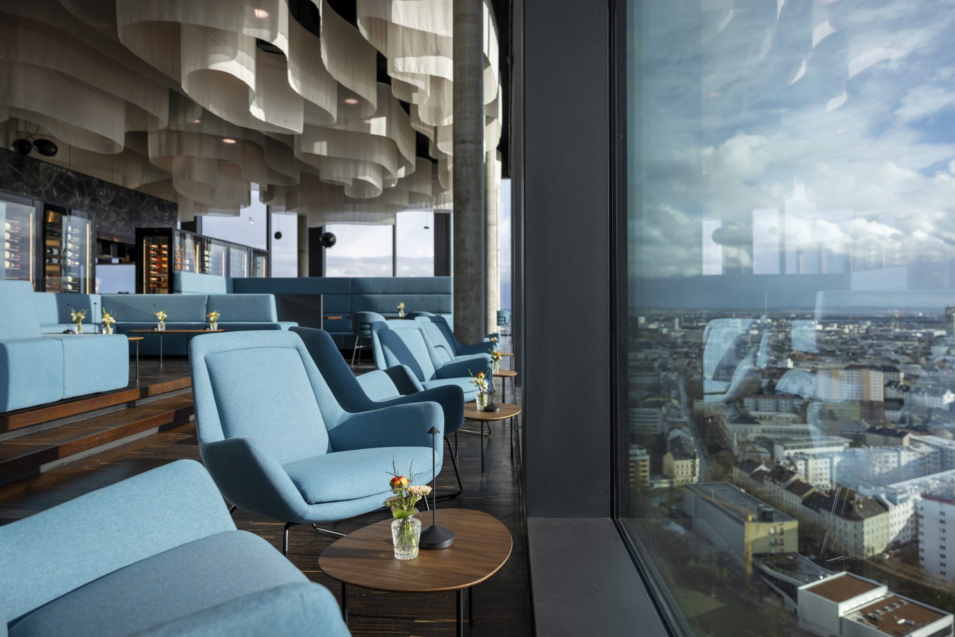 Blick vor Fensterfront auf Stadt Linz