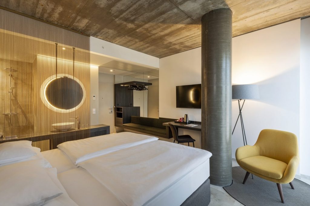 Blick in Hotelzimmer in Gelb gehaltenen Tönen