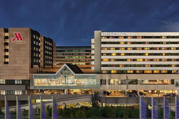 Nachtaufnahme der Hotels Marriott und Sheraton Airport Hotel in Frankfurt am Flughafen