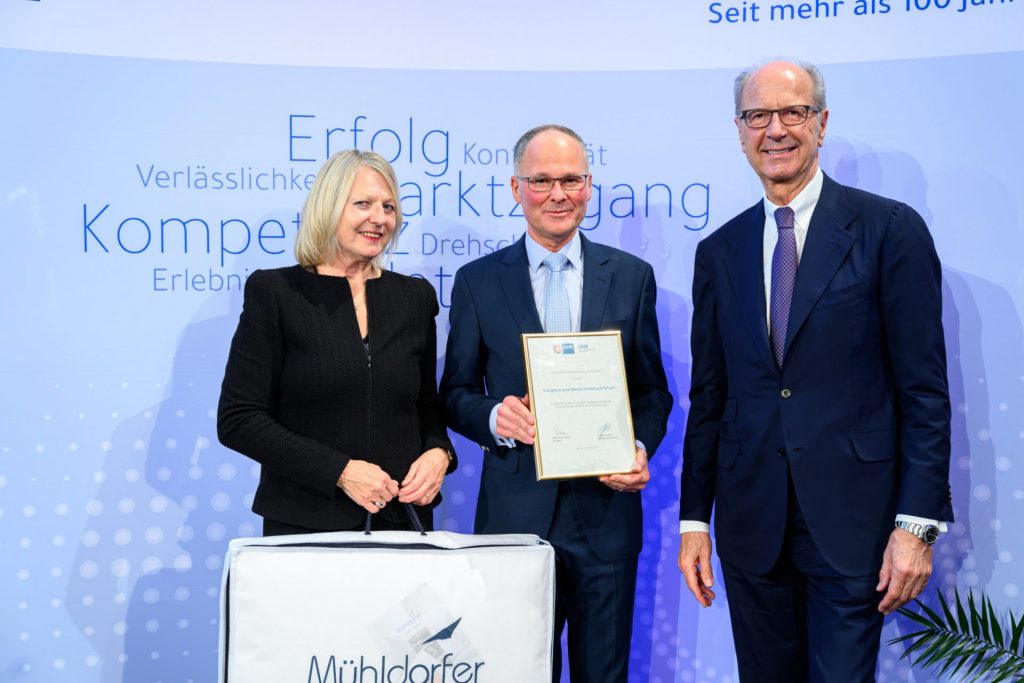 Drei Personen bei Auszeichnung