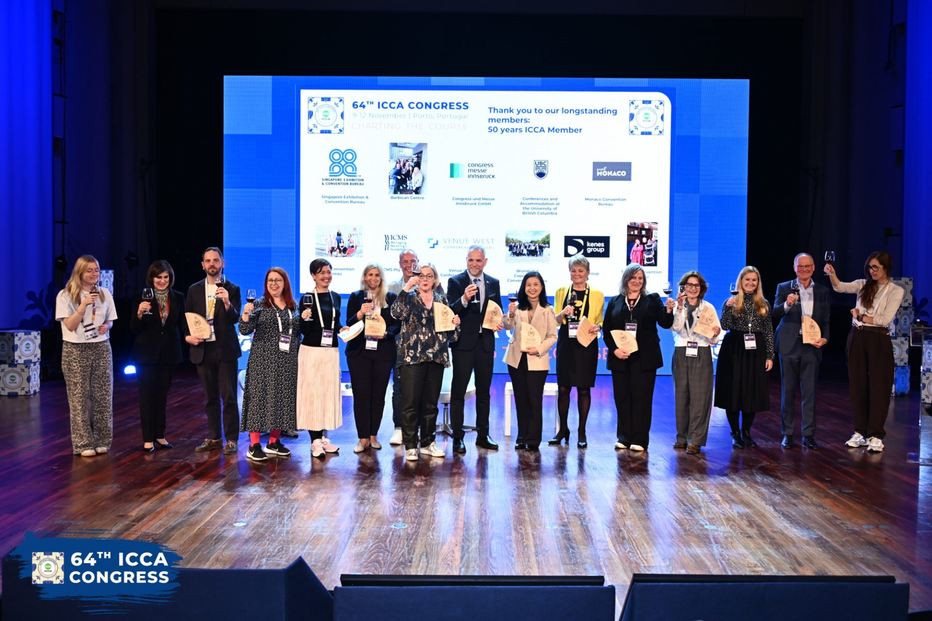 Personengruppe beim Feiern im Hintergrund Bildschirm