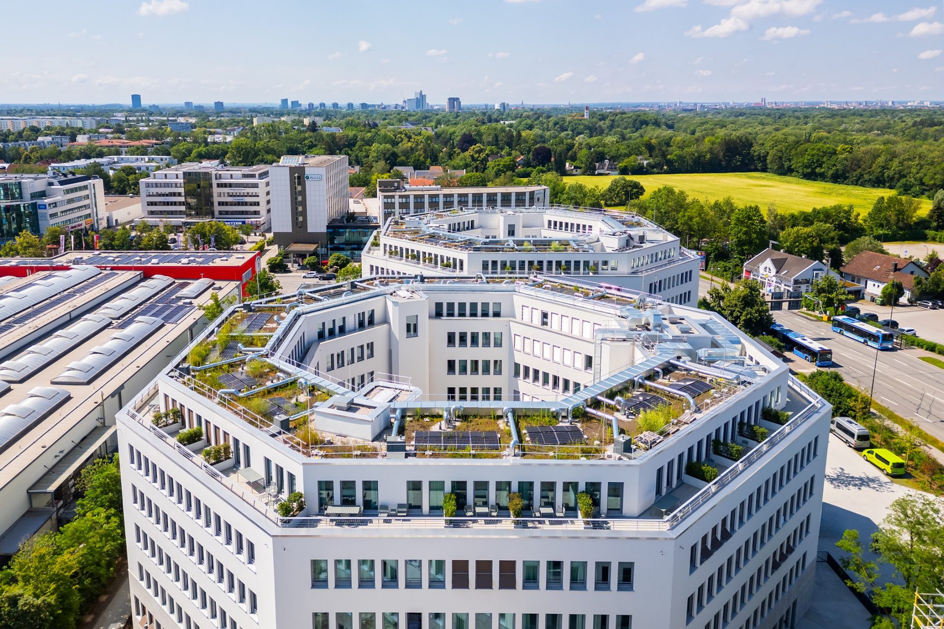Blick auf rundes mehrstöckiges Gebäude, Stadt im Hintergrund