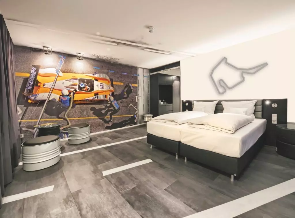 Blick in Hotelzimmer mit großem Poster von Rennwagen