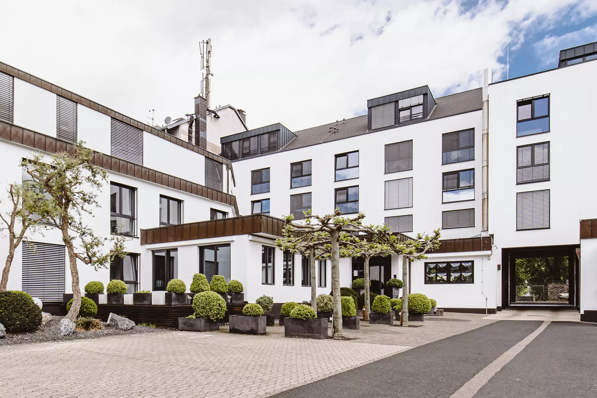 1andREPEAT-Koeln-Airport-(c)Bernadett-Yehdou (4) Blick auf Gebäudewinkel