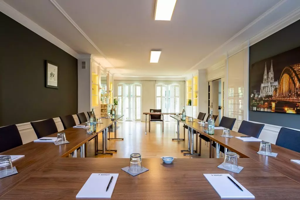U-Form eleganter Besprechungsraum