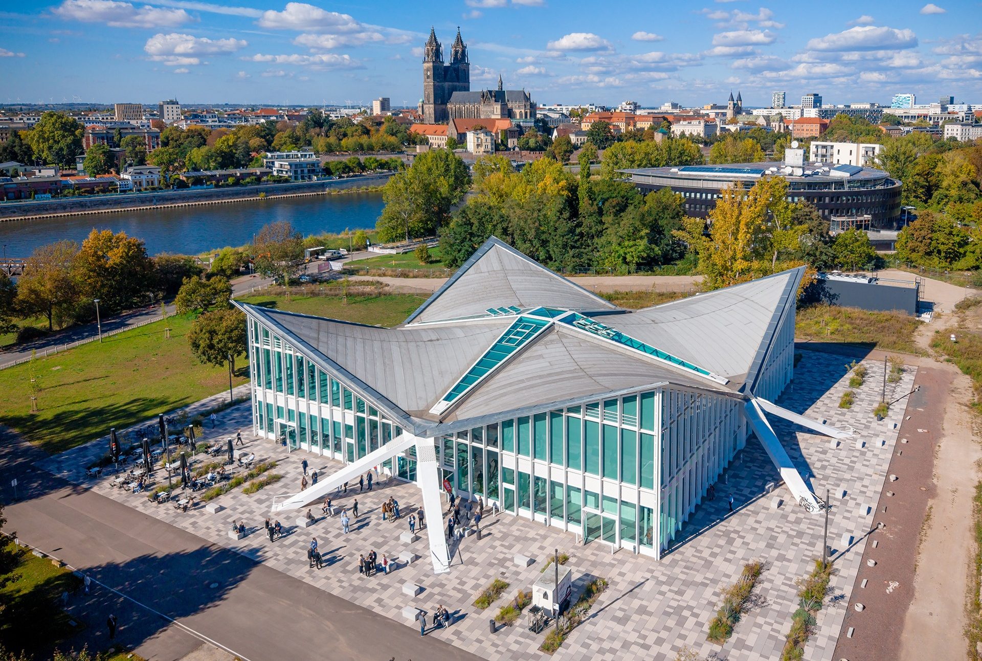MFT EVVC in der Hyparschale Magdeburg Hyparschale Magdeburg im Vordergrund