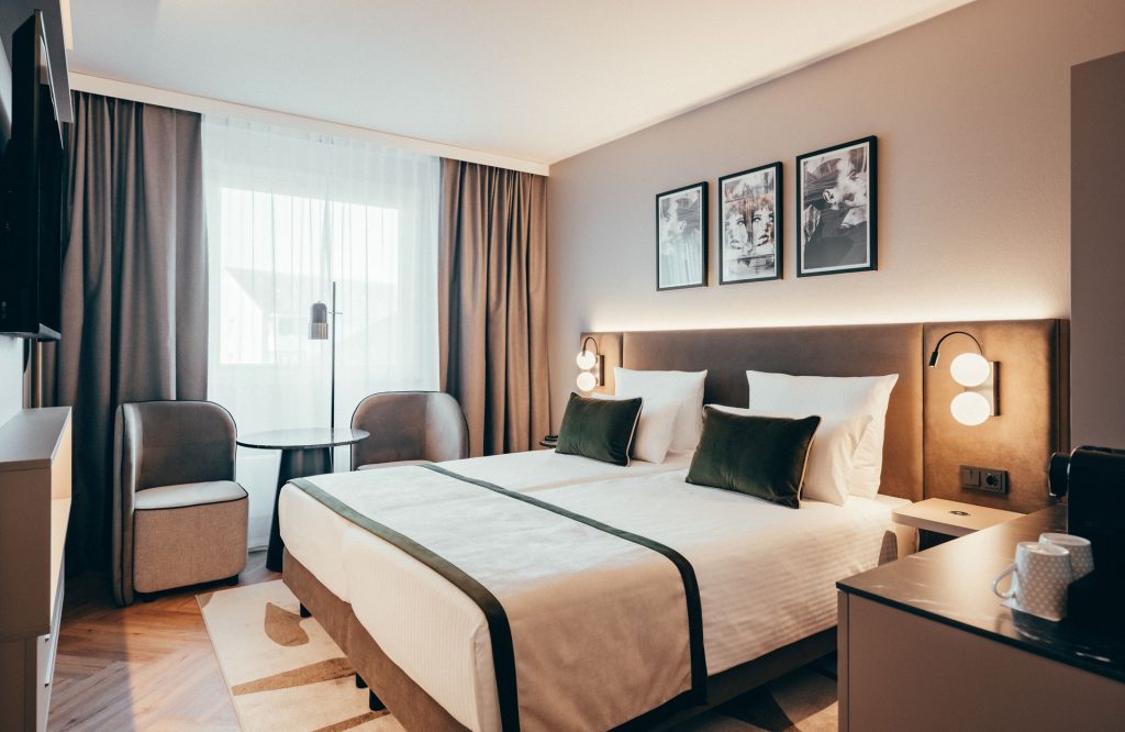 Blick in freundliches Hotelzimmer in warmen braunbeige Tönen