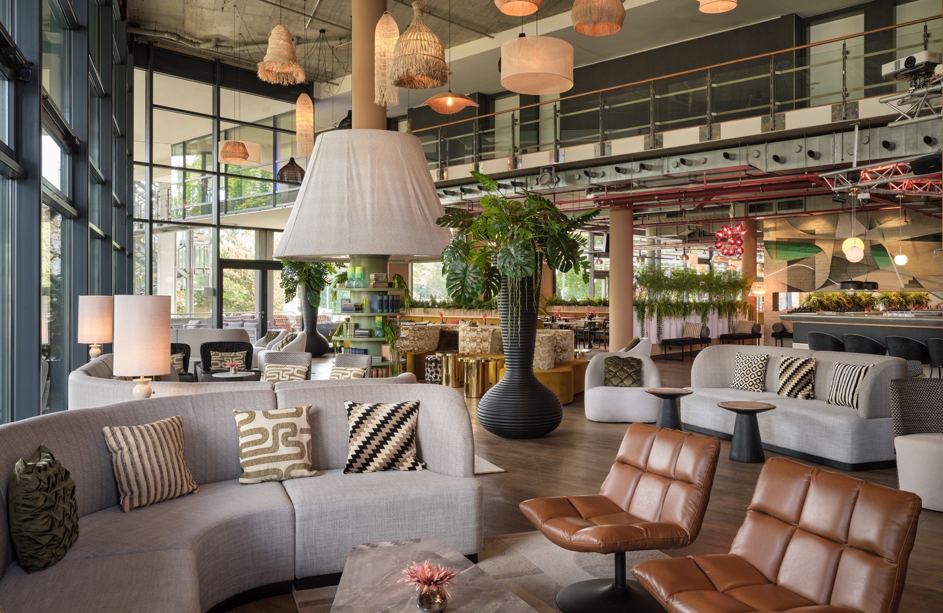 gemütliche Hotelbar mit Sesseln und Couches