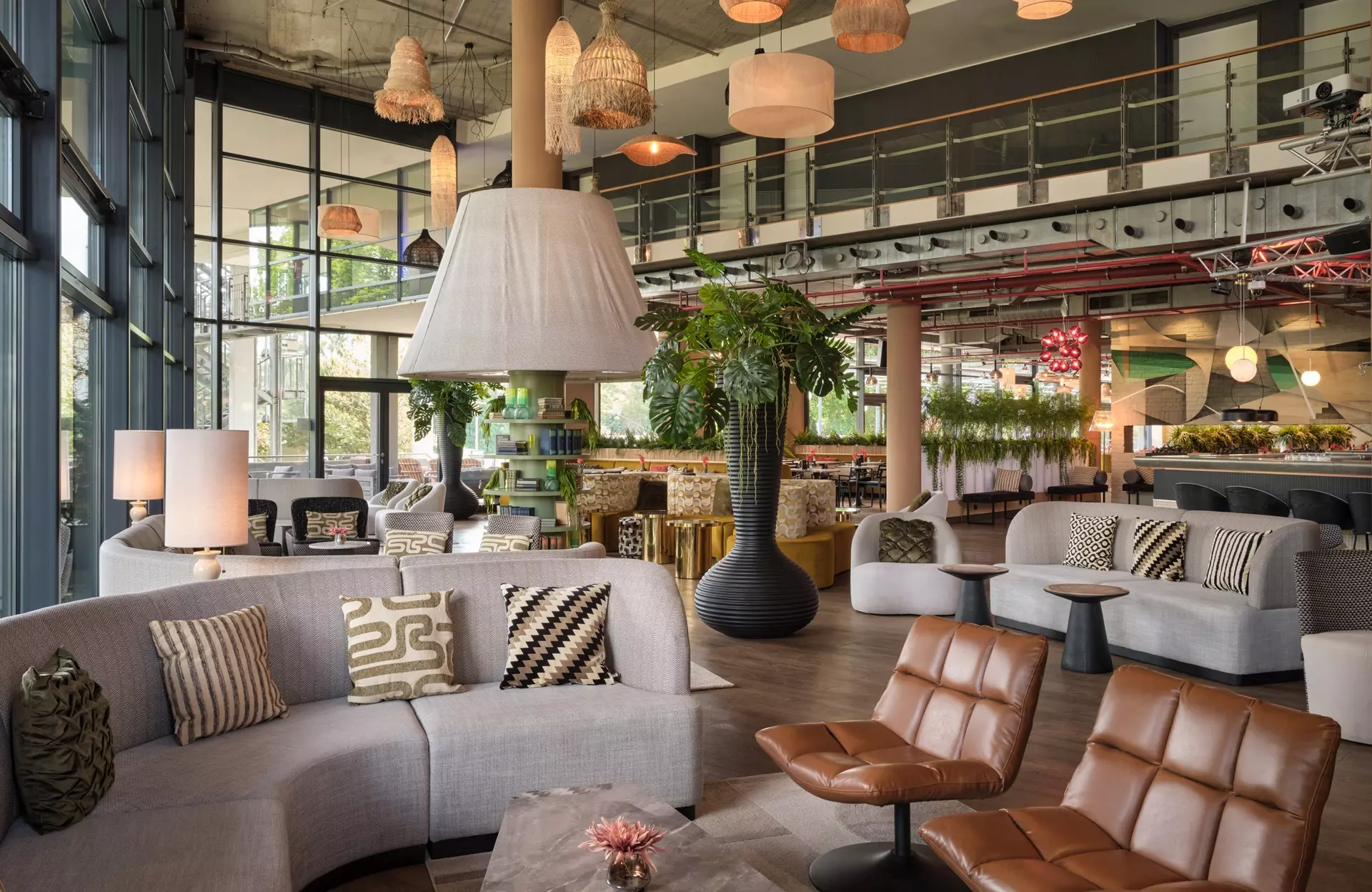 gemütliche Hotelbar mit Sesseln und Couches