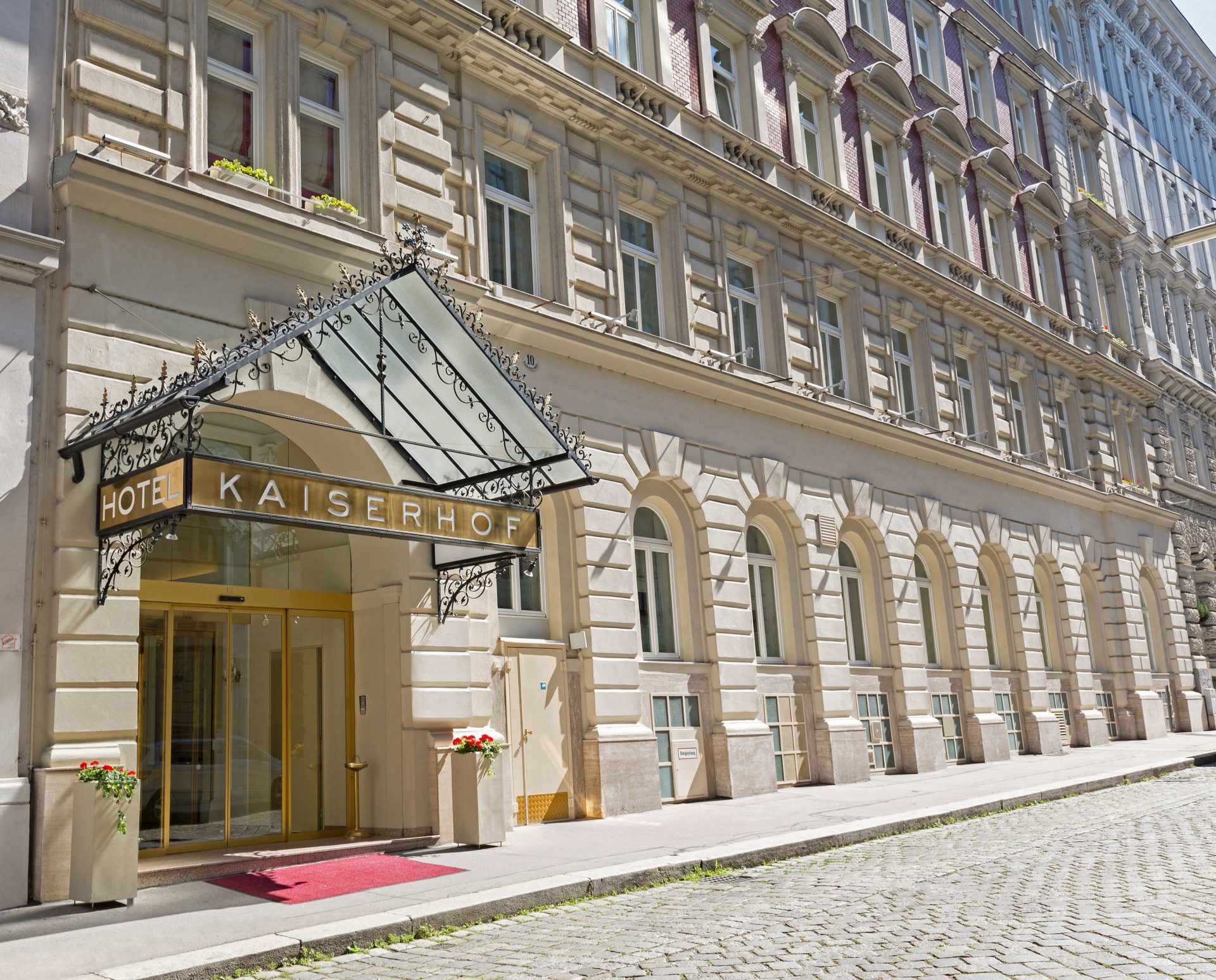 aussenansicht_hotel_kaiserhof_wien Blick auf historische Sandsteingebäude