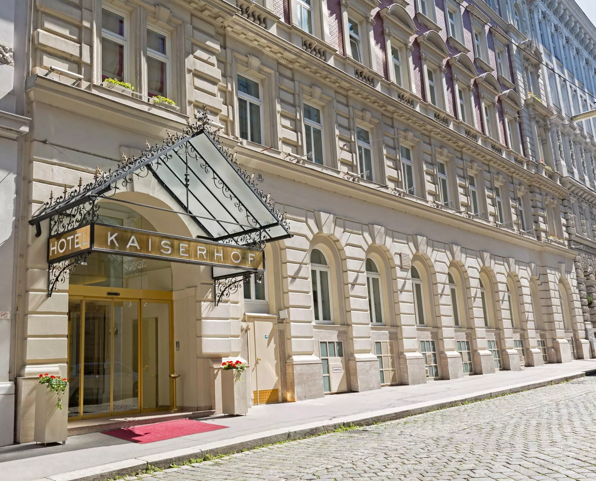 aussenansicht_hotel_kaiserhof_wien Blick auf historische Sandsteingebäude