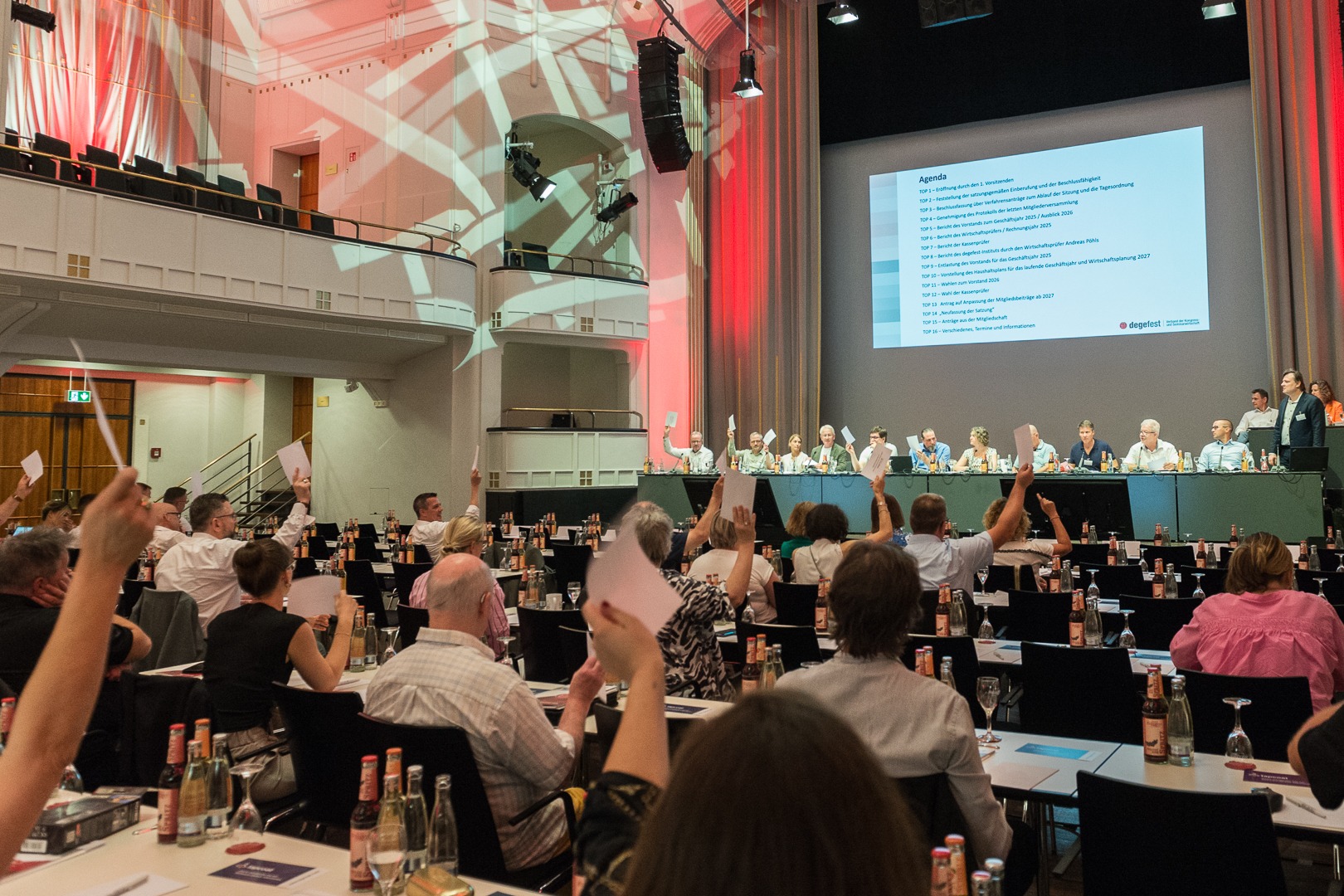 Degefest_2026_003 Versammlung in historischem Gebäude