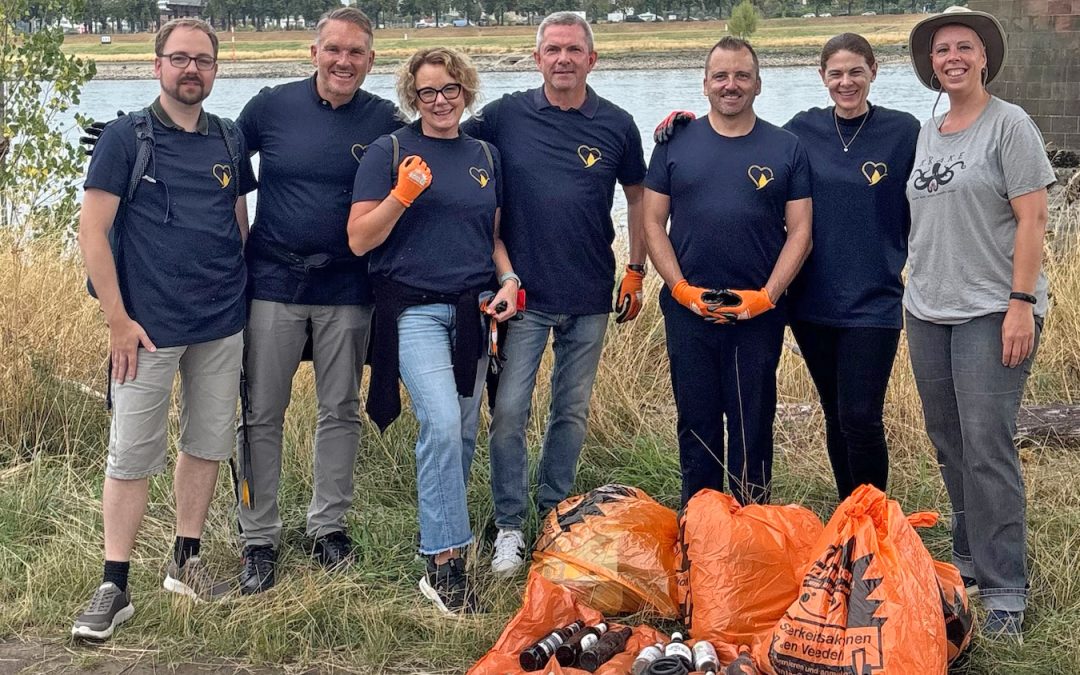 Novotel-Teams sammeln Müll am Rhein