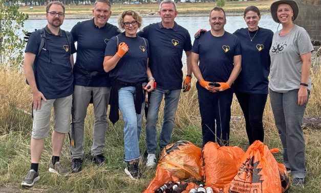 Novotel-Teams sammeln Müll am Rhein